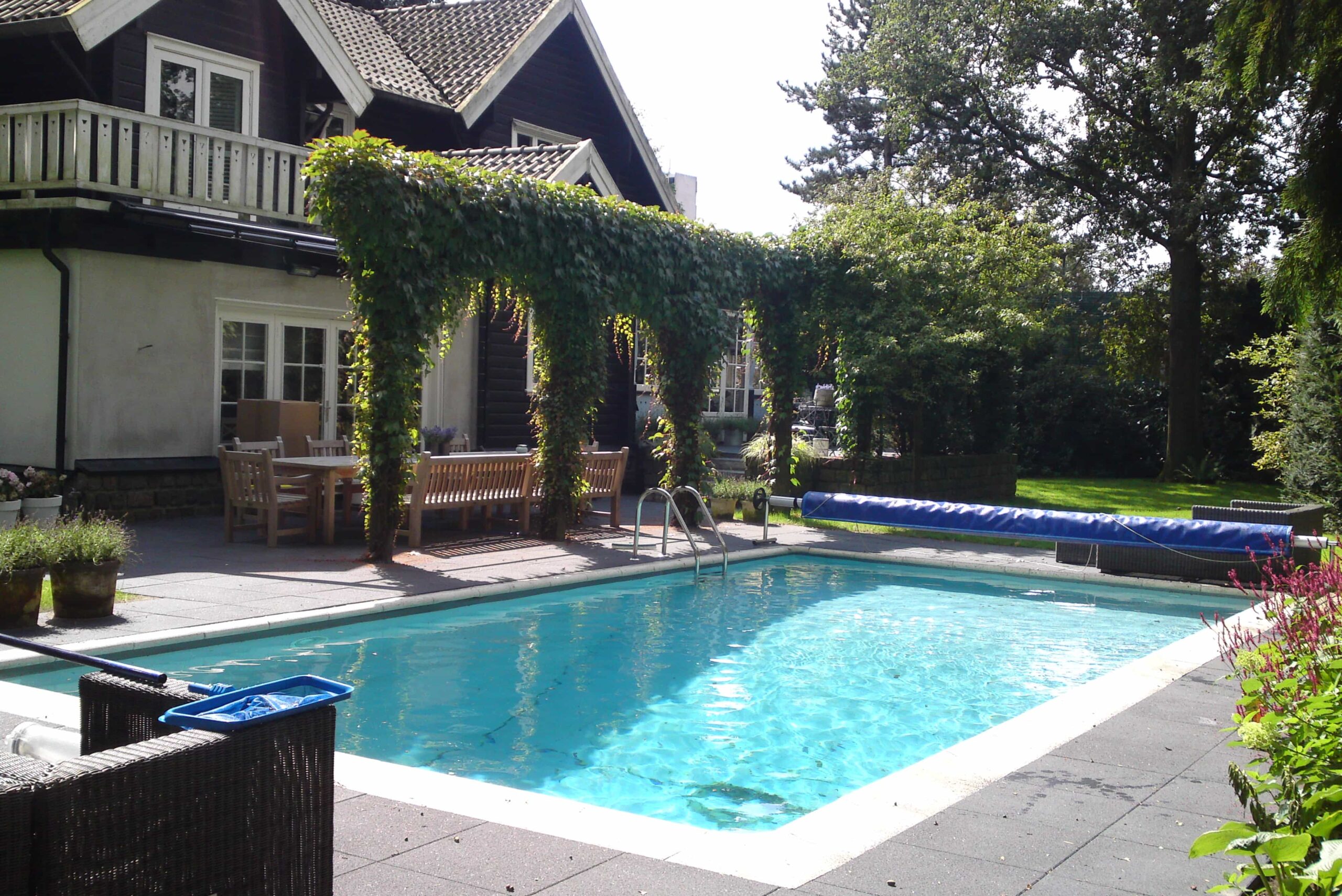 Techniek & Renovatie – Zwembadrenovatie – 19082011851 zwembad in een particuliere tuin met focus op gebruik en omgeving