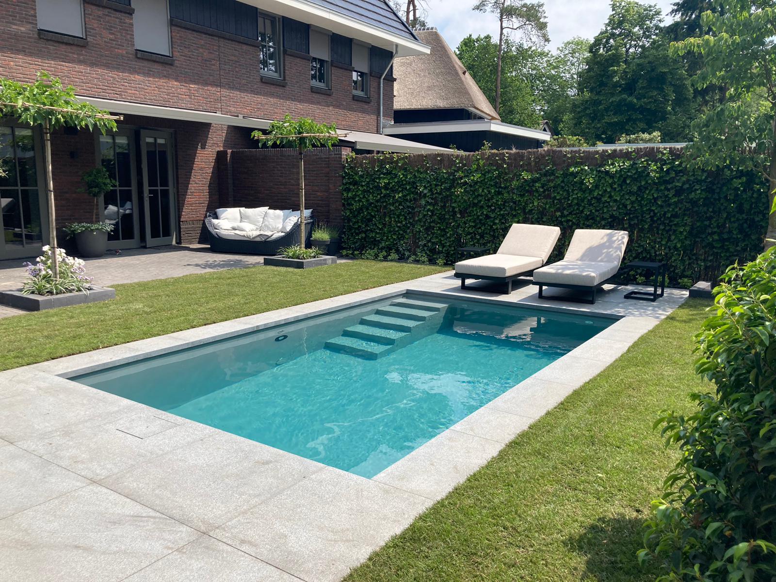 Zwembadconcepten - Linea Aqua - 9fa74a38-03b5-4b11-9d07-d5bdf5368eb0 overzichts- en sfeerfoto van een tuin met zwembad indeling en gebruik van de ruimte