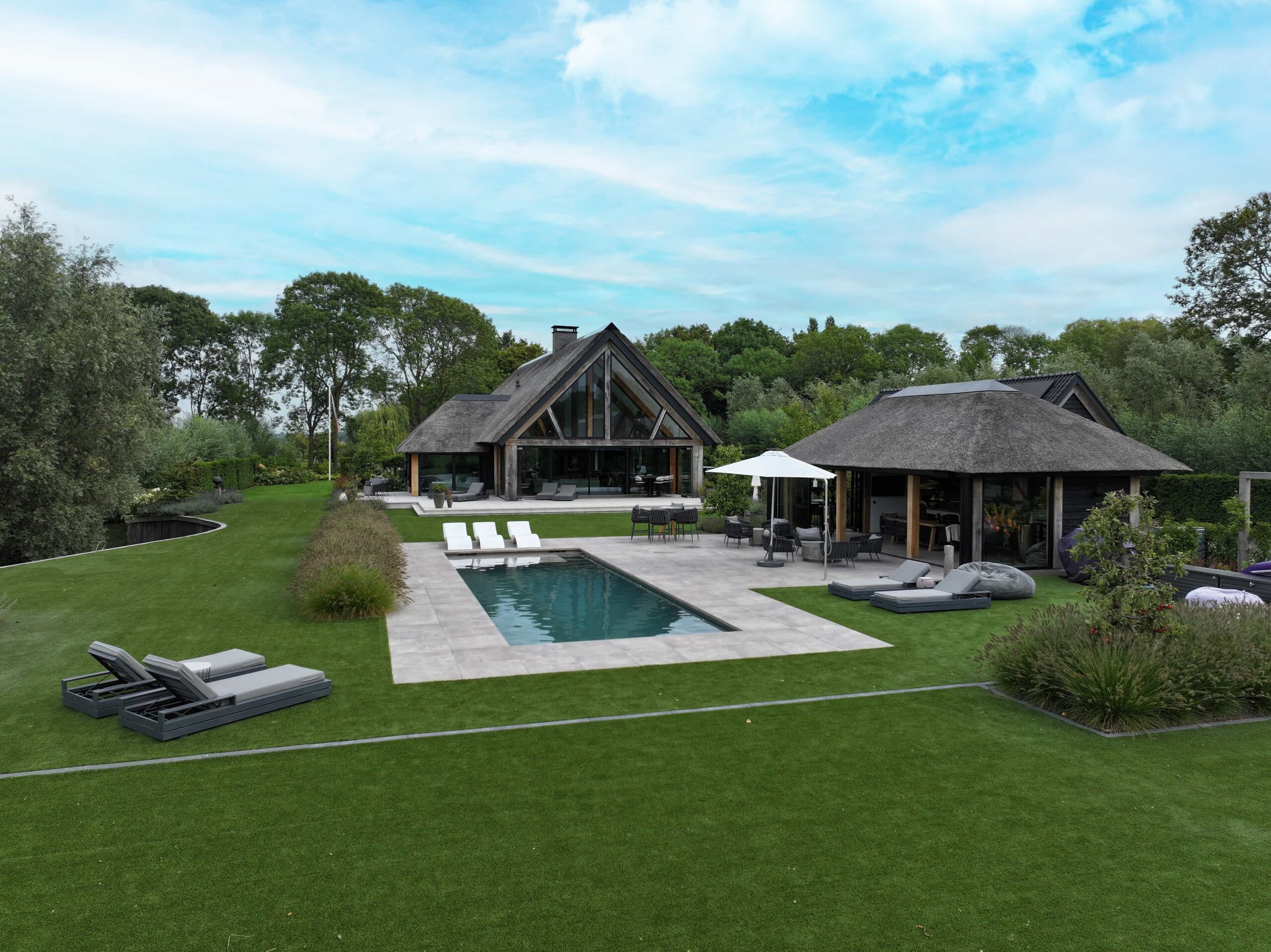 Zwembadconcepten - Signature Pools - Hooijdonk UTRECHT 29 overzichtsfoto met sterke lifestyle- en architectuurfocus