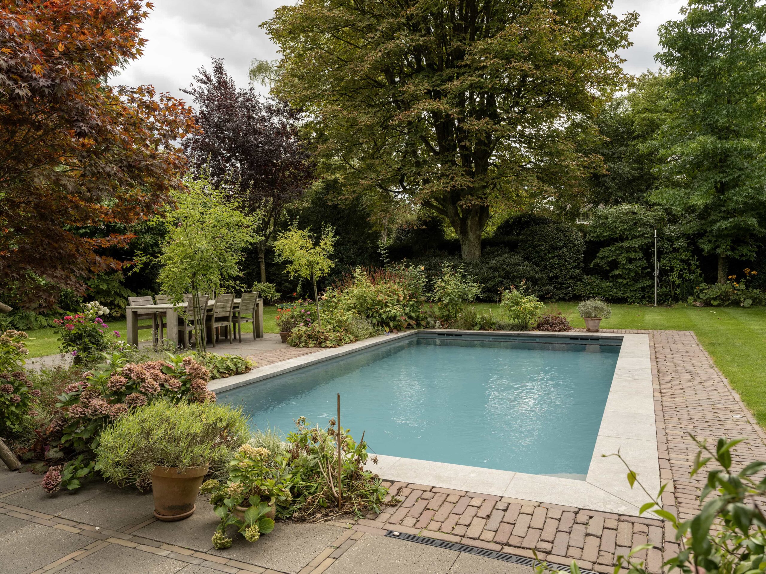 Zwembadconcepten – Linea Aqua – Rebergen BLARICUM 25 natuurlijke tuin met zwembad beplanting en sfeer