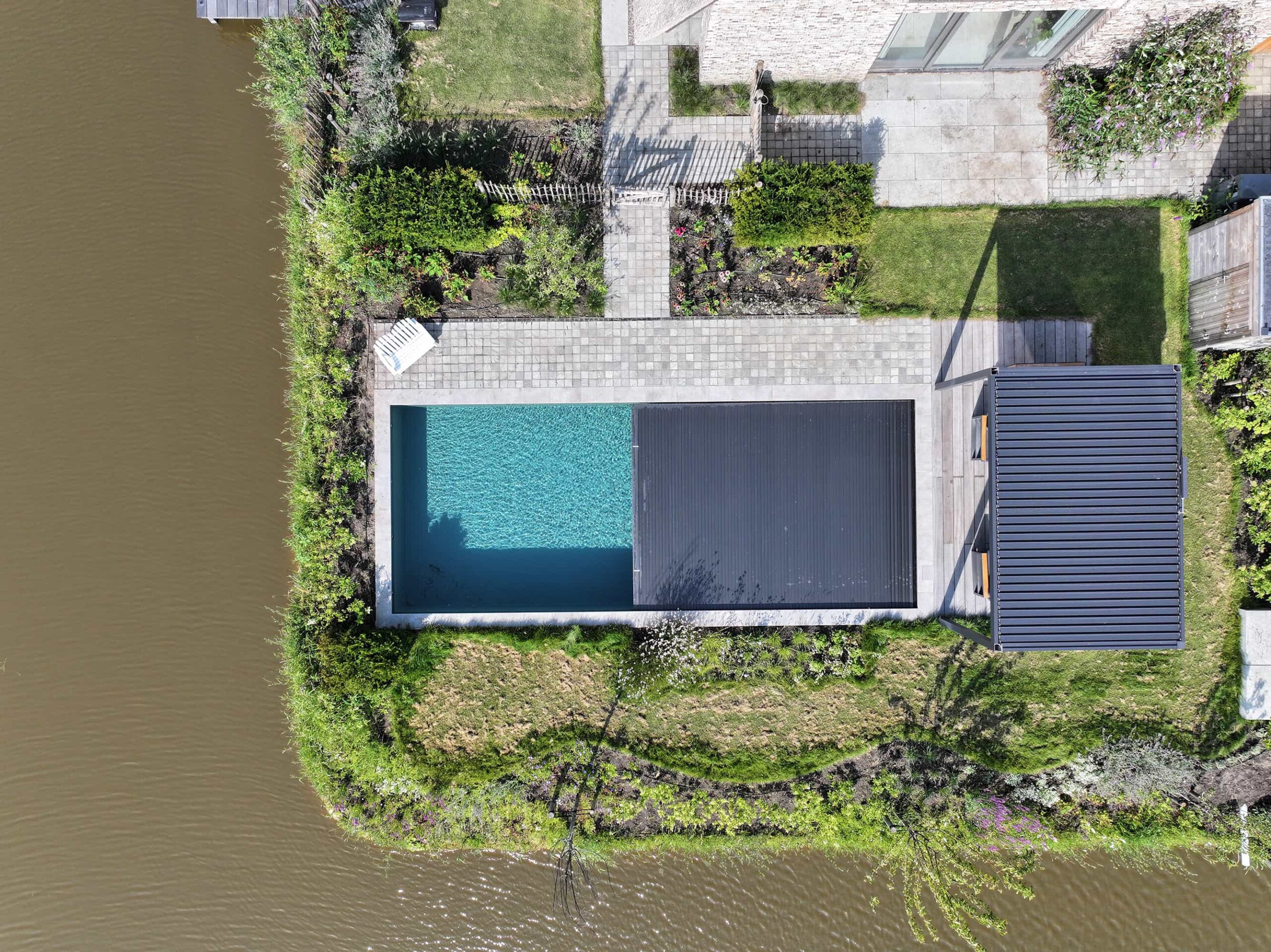 Techniek & Renovatie – Automatische afdekkingen – Van der Geijs ZOETERWOUDE 29 luchtfoto van een zwembad en tuin met focus op indeling en techniek